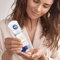NIVEA Crema Mani 3in1 Anti-Età 100 ml - Vista aggiuntiva 4
