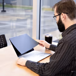 StarTech.com Filtro Privacy Antiriflesso per schermo Touch da 14" 16:10, Privacy Screen Protector per PC portatile con riduzione della luce blu del 51%, a ribalta - Vista aggiuntiva 8
