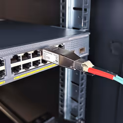 StarTech.com Dongle convertitore multimediale da fibra Gigabit a RJ45 Ethernet, monomodale ottico 10 km/multimodale 800 m, alimentato da PoE, design compatto, alloggiamento in metallo, micro mini, TAA - Vista aggiuntiva 7