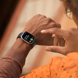 Apple Watch Series 8 GPS 45mm Cassa in Alluminio color Galassia con Cinturino Sport Band Galassia - Regular - Vista aggiuntiva 4