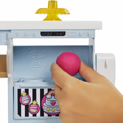 Barbie Pasticceria - Playset con Bambola e Postazione da Pasticceria - Bambola da 30 cm - Oltre 20 Accessori per Dolci - Regalo per Bambini da 3+ Anni - Vista aggiuntiva 4