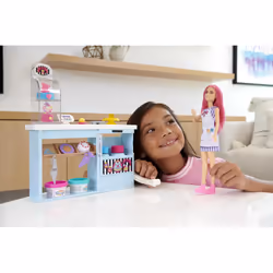 Barbie Pasticceria - Playset con Bambola e Postazione da Pasticceria - Bambola da 30 cm - Oltre 20 Accessori per Dolci - Regalo per Bambini da 3+ Anni - Vista aggiuntiva 6