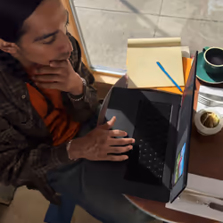 Apple MacBook Pro 14'' M3 Pro chip con 12‑core CPU e 18‑core GPU, 1 TB SSD - Argento - Vista aggiuntiva 8