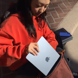 Apple MacBook Air 13'' M4 chip 10-core CPU 10-core GPU, 16GB, 512 GB SSD - Argento - Vista aggiuntiva 8