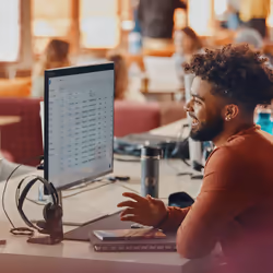 POLY Headset Voyager Focus 2-M certificato per Microsoft Teams con supporto per ricarica - Vista aggiuntiva 4