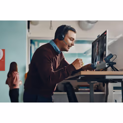 POLY Headset Voyager Focus 2-M certificato per Microsoft Teams con supporto per ricarica - Vista aggiuntiva 5