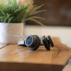 POLY Cuffie Voyager 4320 UC stereo USB-A + adattatore USB-A BT700 + supporto per ricarica - Vista aggiuntiva 4