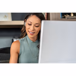 POLY Auricolari bianco sabbia Voyager Free 60+ UC + Adattatore BT700 USB-C + Custodia di ricarica touchscreen - Vista aggiuntiva 6