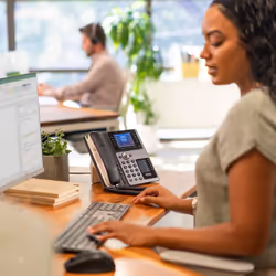 POLY Telefono IP Edge E450 abilitato per PoE