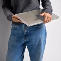 Incase Custodia Rigida Edge con Makrolon® per MacBook Pro da 16 pollici (M1-M4, 2021-2024)
