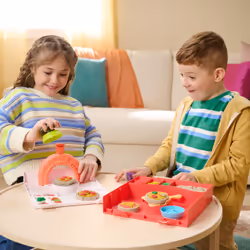 Kinetic Sand , Set di Gioco Squish Pizza, con 452 g di Sabbia e 5 Attrezzi, Giocattoli per Bambini e Bambine, 5+ Anni - Vista aggiuntiva 2