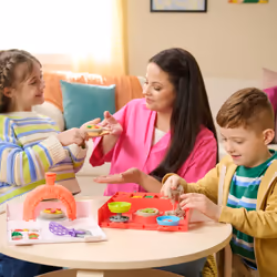 Kinetic Sand , Set di Gioco Squish Pizza, con 452 g di Sabbia e 5 Attrezzi, Giocattoli per Bambini e Bambine, 5+ Anni - Vista aggiuntiva 3