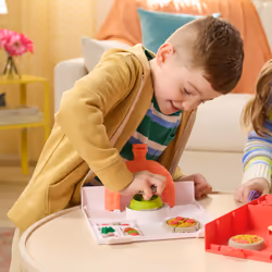 Kinetic Sand , Set di Gioco Squish Pizza, con 452 g di Sabbia e 5 Attrezzi, Giocattoli per Bambini e Bambine, 5+ Anni - Vista aggiuntiva 4