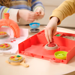 Kinetic Sand , Set di Gioco Squish Pizza, con 452 g di Sabbia e 5 Attrezzi, Giocattoli per Bambini e Bambine, 5+ Anni - Vista aggiuntiva 5