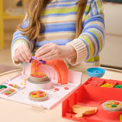 Kinetic Sand , Set di Gioco Squish Pizza, con 452 g di Sabbia e 5 Attrezzi, Giocattoli per Bambini e Bambine, 5+ Anni - Vista aggiuntiva 6