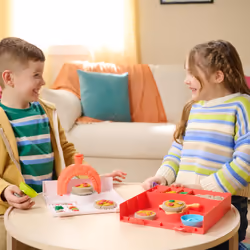 Kinetic Sand , Set di Gioco Squish Pizza, con 452 g di Sabbia e 5 Attrezzi, Giocattoli per Bambini e Bambine, 5+ Anni - Vista aggiuntiva 8
