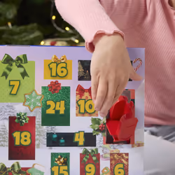 PAW Patrol Holiday Rescue Advent Calendar, 24 giocattoli a sorpresa - personaggi, veicoli e accessori in miniatura, giocattoli per bambini e bambine dai 3 anni in su - Vista aggiuntiva 6