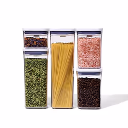 Set 5 Contenitori Good Grips POP - OXO11235900 Il set OXO Good Grips POP Container da 5 pezzi, è la chiave per mantenere la d ...