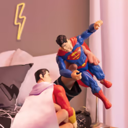 DC Comics | SUPERMAN | Personaggio Superman 30 cm | Personaggio 30 cm con decorazioni originali, mantello e 11 punti di articolazione - Giocattoli per bambini e bambine dai 3 anni - Vista aggiuntiva 5