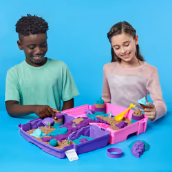 Kinetic Sand , set di gioco Castello della sirena, 934 g di sabbia da gioco Shimmer (viola neon, verde acqua luccicante e sabbia della spiaggia), sabbiera pieghevole riutilizzabile e attrezzi, giocattoli sensoriali per bambini da 3 anni in su - Vista aggiuntiva 2