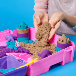 Kinetic Sand , set di gioco Castello della sirena, 934 g di sabbia da gioco Shimmer (viola neon, verde acqua luccicante e sabbia della spiaggia), sabbiera pieghevole riutilizzabile e attrezzi, giocattoli sensoriali per bambini da 3 anni in su - Vista aggiuntiva 4