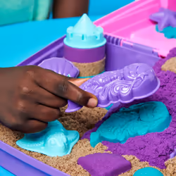 Kinetic Sand , set di gioco Castello della sirena, 934 g di sabbia da gioco Shimmer (viola neon, verde acqua luccicante e sabbia della spiaggia), sabbiera pieghevole riutilizzabile e attrezzi, giocattoli sensoriali per bambini da 3 anni in su - Vista aggiuntiva 5