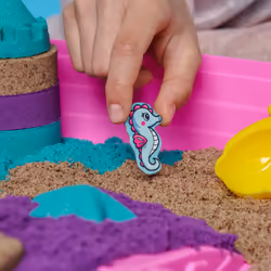 Kinetic Sand , set di gioco Castello della sirena, 934 g di sabbia da gioco Shimmer (viola neon, verde acqua luccicante e sabbia della spiaggia), sabbiera pieghevole riutilizzabile e attrezzi, giocattoli sensoriali per bambini da 3 anni in su - Vista aggiuntiva 6