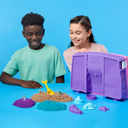 Kinetic Sand , set di gioco Castello della sirena, 934 g di sabbia da gioco Shimmer (viola neon, verde acqua luccicante e sabbia della spiaggia), sabbiera pieghevole riutilizzabile e attrezzi, giocattoli sensoriali per bambini da 3 anni in su - Vista aggiuntiva 7