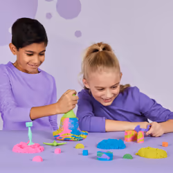 Kinetic Sand , Set Gioco Squish N’ Create, Sabbia colorata in 3 variazioni, Sabbia cinetica 382 g, 5 accessori per modellare la sabbia, Giocattoli per bambini e bambine 3 anni - Vista aggiuntiva 4