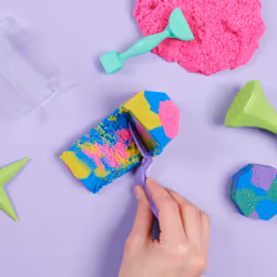Kinetic Sand , Set Gioco Squish N’ Create, Sabbia colorata in 3 variazioni, Sabbia cinetica 382 g, 5 accessori per modellare la sabbia, Giocattoli per bambini e bambine 3 anni - Vista aggiuntiva 6