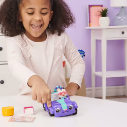 Gabby's Dollhouse , La macchina di Carlita con personaggio Pandi Panda e accessori, giochi per bambini dai 3 anni in su - Vista aggiuntiva 8
