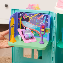 Gabby's Dollhouse , Stanza dei giochi Carlita Purr-ific con la macchinina giocattolo Carlita, accessori, mobili e scatola con sorpresa, per bambini dai 3 anni in su - Vista aggiuntiva 6