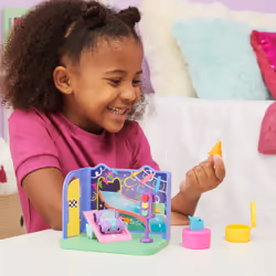 Gabby's Dollhouse , Stanza dei giochi Carlita Purr-ific con la macchinina giocattolo Carlita, accessori, mobili e scatola con sorpresa, per bambini dai 3 anni in su - Vista aggiuntiva 7