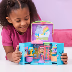 Gabby's Dollhouse , set di gioco portatile Armadio Arcobaleno con bambola di Gabby, giocattolo a sorpresa e accessori per servizio fotografico, per bambini dai 3 anni in su - Vista aggiuntiva 2