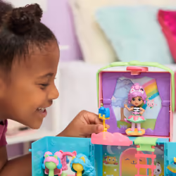 Gabby's Dollhouse , set di gioco portatile Armadio Arcobaleno con bambola di Gabby, giocattolo a sorpresa e accessori per servizio fotografico, per bambini dai 3 anni in su - Vista aggiuntiva 7