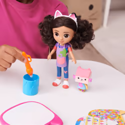 Gabby's Dollhouse , set di gioco Deluxe Crea con Gabby, bambola e accessori con lavagnetta e pennello ad acqua, per bambini e bambine dai 3 anni in su - Vista aggiuntiva 2