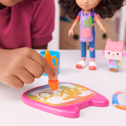Gabby's Dollhouse , set di gioco Deluxe Crea con Gabby, bambola e accessori con lavagnetta e pennello ad acqua, per bambini e bambine dai 3 anni in su - Vista aggiuntiva 6