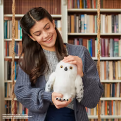 Wizarding World | Civetta Edvige interattiva di Harry Potter | 15 suoni e movimenti | Reagisce al tatto e alla voce | Peluche interattivo per bambini dai 5 anni in su - Vista aggiuntiva 7