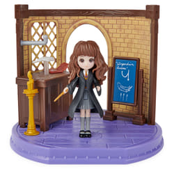 Wizarding World HARRY POTTER - PLAYSET COURS DE SORTILÈGES - Coffret Univers Magique Cours De Sortilèges Avec 1 Figurine Articulée Hermione Granger et Accessoires - 6061846 - Jouet Enfant 5 ans et +