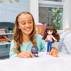Wizarding World Coffret cadeau poupée Brilliant Hermione Granger de 20,3 cm avec 5 accessoires et 2 tenues - Vista aggiuntiva 6