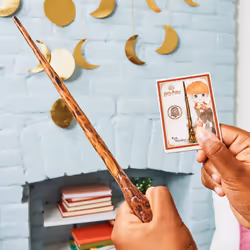 Wizarding World HARRY POTTER - BAGUETTE MAGIQUE DELUXE RON WEASLEY - Baguette Magique Authentique Ron Weasley 30 cm Avec Carte de Sorts - 6062058 - Jouet Enfant 6 ans
