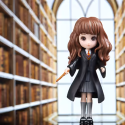 Wizarding World HARRY POTTER - Figurine Hermione Granger Articulée 8 cm - Avec Baguette Magique et Tenue Sorcier à Collectionner - Idée Cadeau - Jeu Harry Potter - Jouet Enfant 5 ans et + - Vista aggiuntiva 7
