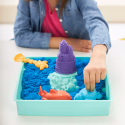 Kinetic Sand , Playset Castelli di Sabbia Blu, Sabbia Cinetica con Vaschetta, Sabbia Magica, Sabbia Blu 454gr, 3 Formine Incluse, Giocattoli per Bambini e Bambine, 3+ anni - Vista aggiuntiva 4