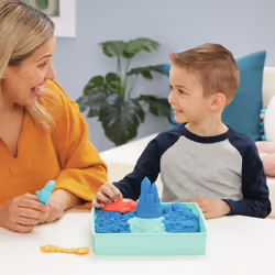 Kinetic Sand , Playset Castelli di Sabbia Blu, Sabbia Cinetica con Vaschetta, Sabbia Magica, Sabbia Blu 454gr, 3 Formine Incluse, Giocattoli per Bambini e Bambine, 3+ anni - Vista aggiuntiva 5