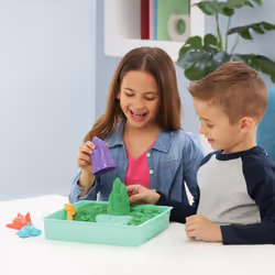 Kinetic Sand , Playset Castelli di Sabbia Verde, Sabbia Cinetica con Vaschetta, Sabbia Magica, Sabbia Verde 454gr, 3 Formine Incluse, Giocattoli per Bambini e Bambine, 3+ anni