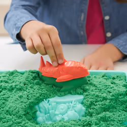 Kinetic Sand , Playset Castelli di Sabbia Verde, Sabbia Cinetica con Vaschetta, Sabbia Magica, Sabbia Verde 454gr, 3 Formine Incluse, Giocattoli per Bambini e Bambine, 3+ anni - Vista aggiuntiva 4