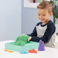 Kinetic Sand , Playset Castelli di Sabbia Verde, Sabbia Cinetica con Vaschetta, Sabbia Magica, Sabbia Verde 454gr, 3 Formine Incluse, Giocattoli per Bambini e Bambine, 3+ anni - Vista aggiuntiva 5