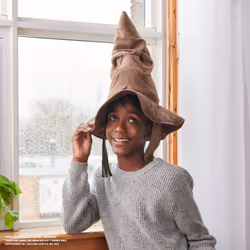 Wizarding World | Cappello Parlante Interattivo di Harry Potter | Voce originale dei film di Harry Potter | 15 frasi in italiano/tedesco | Accessori Harry Potter dai 5 anni in su - Vista aggiuntiva 4