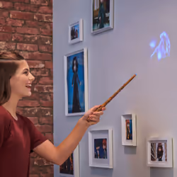 Wizarding World | Bacchetta Magica Interattiva Proiezione Patronus di Hermione Granger da 33cm | Collezione Harry Potter | Giocattoli per bambini dai 6 anni in su - Vista aggiuntiva 4