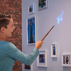 Wizarding World | Bacchetta Magica Interattiva Proiezione Patronus di Harry Potter da 33cm | Collezione Harry Potter | Giocattoli per bambini dai 6 anni in su - Vista aggiuntiva 4
